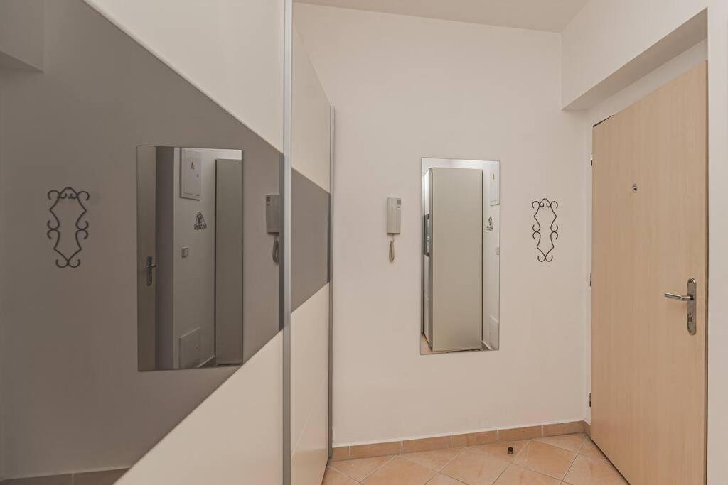 Hradec Králové °°°Carolina'S Modern Apartment °°° מראה חיצוני תמונה